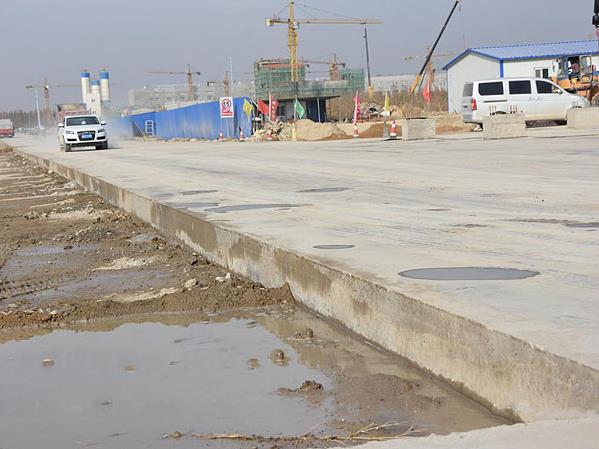 新疆伊犁建設(shè)兵團(tuán)內(nèi)部場地固廢半鋼性混凝土筑路